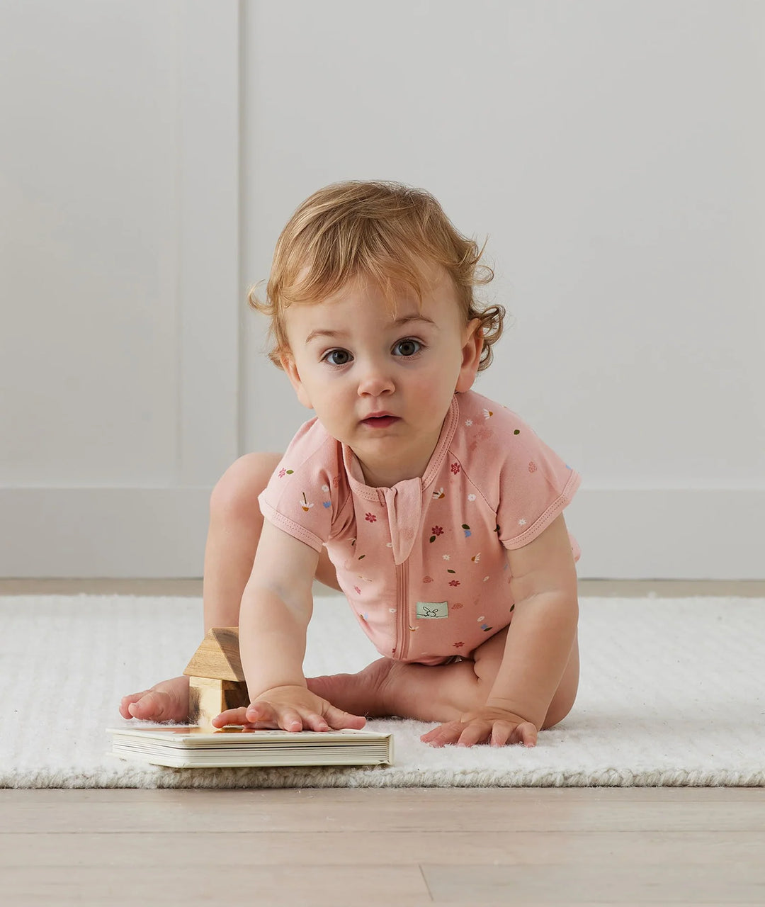 ergoPouch Layer | Short Sleeve Zip Bodysuit 0.2 TOG - Daises