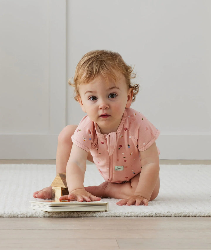 ergoPouch Layer | Short Sleeve Zip Bodysuit 0.2 TOG - Daises