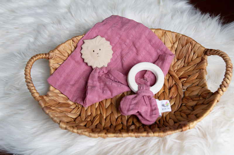 Tikiri Rubber Lion Teether with Dusty Pink Organic Muslin Comforter